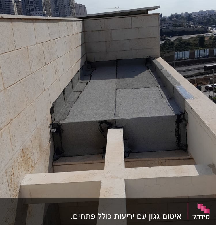 גג אטום עם יריעות ביטומניות אפורות